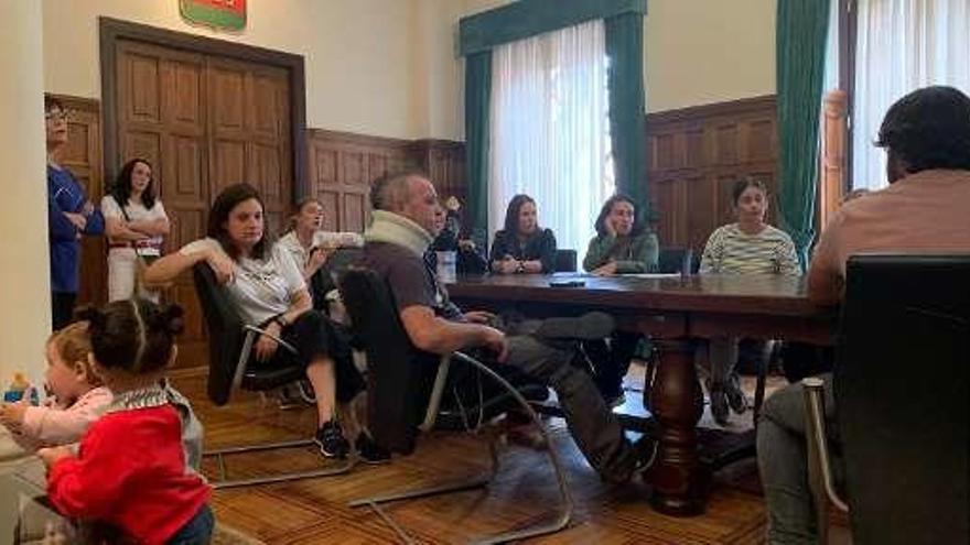 Dos niños y varios padres, en la reunión de ayer en Llanes.