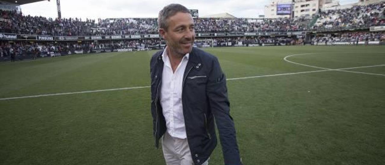 Cano, en Castalia, tras la consecución de la permanencia en Segunda B.