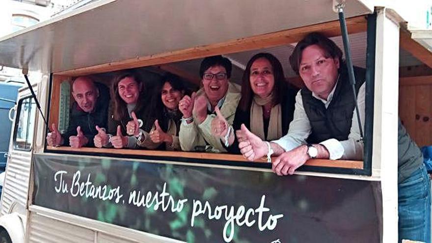 La candidata del PP, Cecilia Vázquez, en un &#039;food truck&#039;.