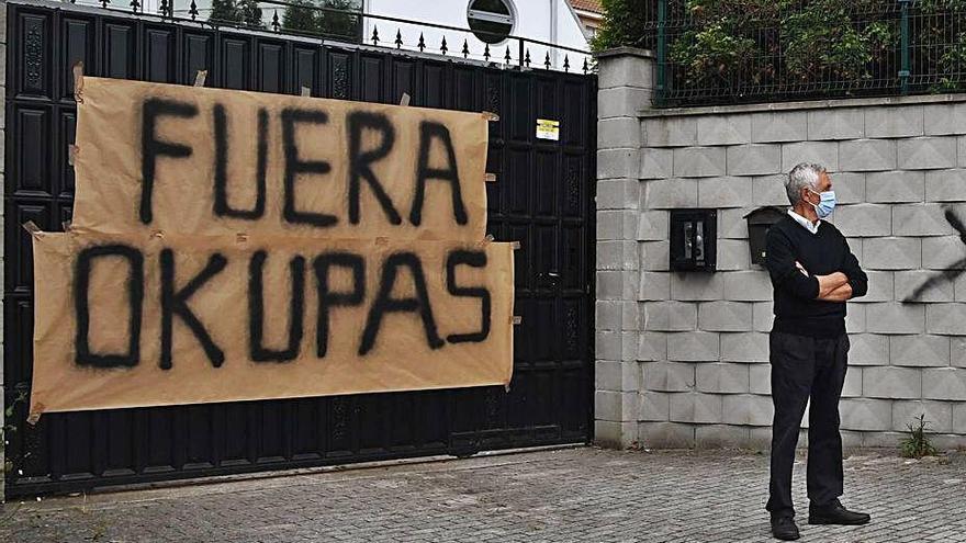 Pancarta de una concentración contra ocupas en A Zapateira.