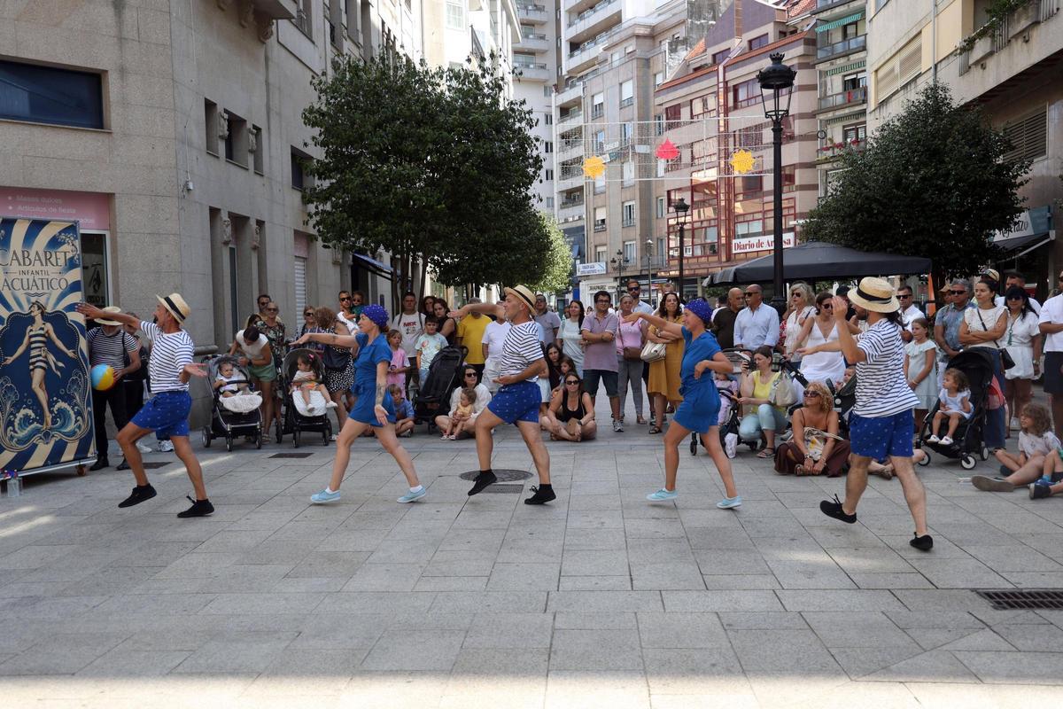 El espectáculo «Cabaret Acuático» logró entretener a muchos peatones.