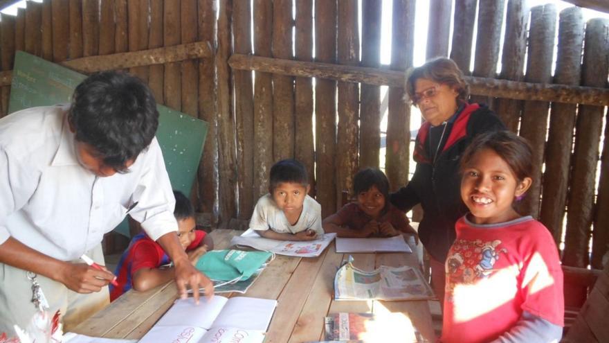 Mari Carmen Hidalgo imparte clases a sus alumnos en Paraguay. | L.O.