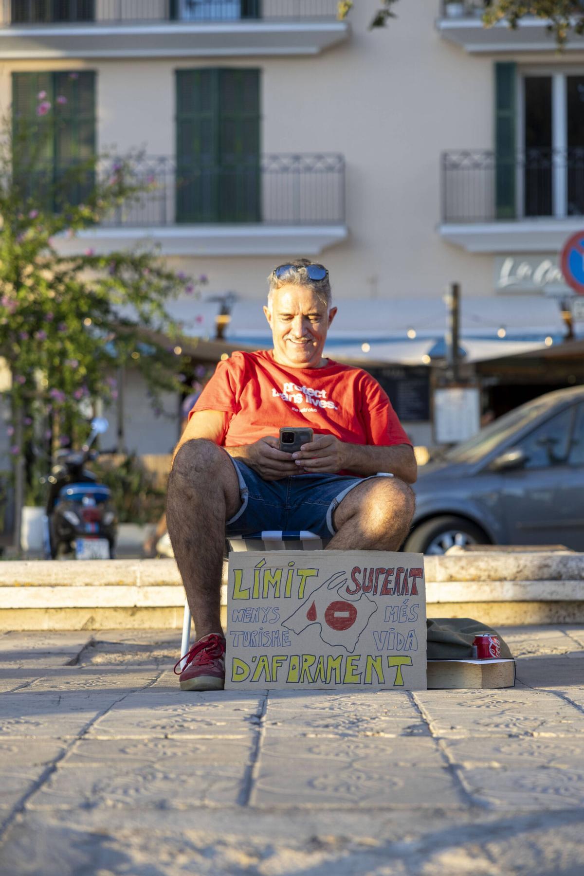 Centenares de personas participan en la cadena ‘a la fresca’ contra la masificación turística en Mallorca