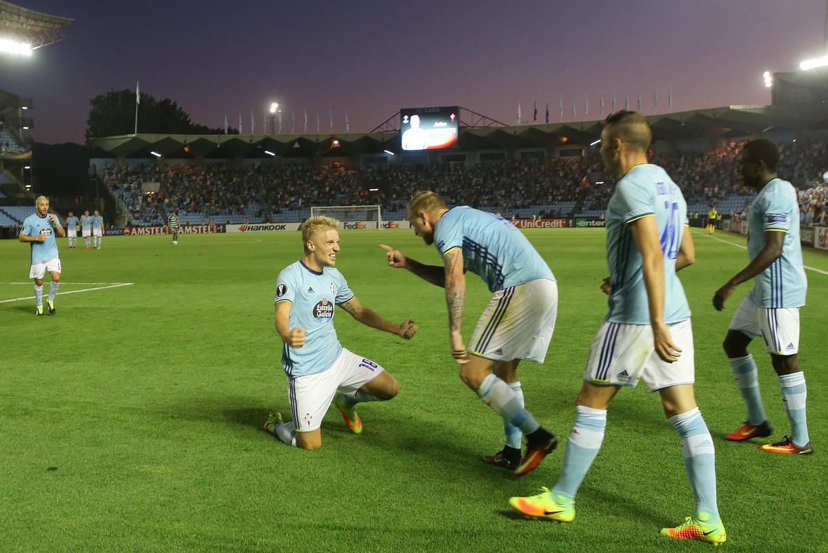 Iago Aspas, Guidetti y Wass celebran un gol del Celta en Europa League con la desaparecida grada de Gol al fondo en octubre de 2016