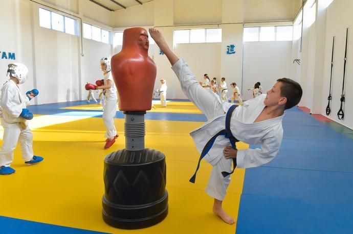 28-02-2020 LAS PALMAS DE GRAN CANARIA. Gorka Guerra, de 10 años, medalla de plata en la Liga Nacional de Karate. Fotógrafo: ANDRES CRUZ  | 28/02/2020 | Fotógrafo: Andrés Cruz