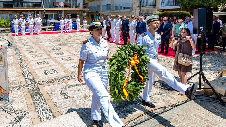 Benidorm recuerda a los caídos en la mar y homenajea al almirante Guillén Tato