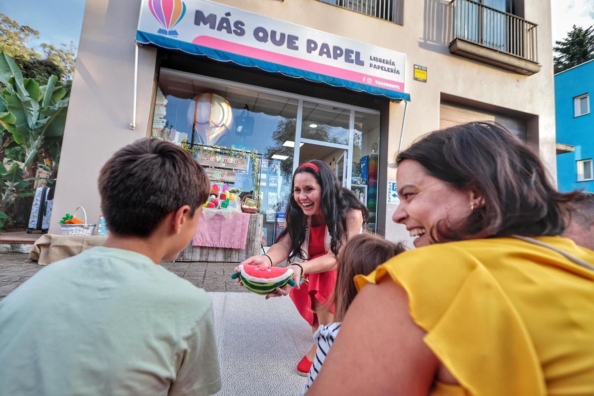 Amalia de León (dcha.) disfruta junto a varios niños del cuentacuentos que programó este martes.