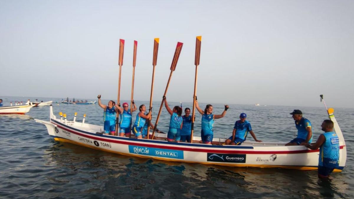 Torre del Mar celebra su victoria de este fin de semana en categoría femenina. | LA OPINIÓN