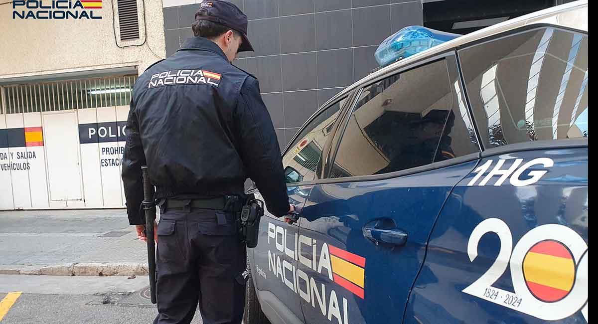 Un agente de la Policía Nacional.