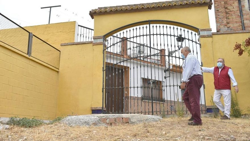 El alcalde, Joaquín Villanova, visita junto a un técnico municipal la puerta de hierro por la que se construirá un nuevo acceso al colegio San Juan.