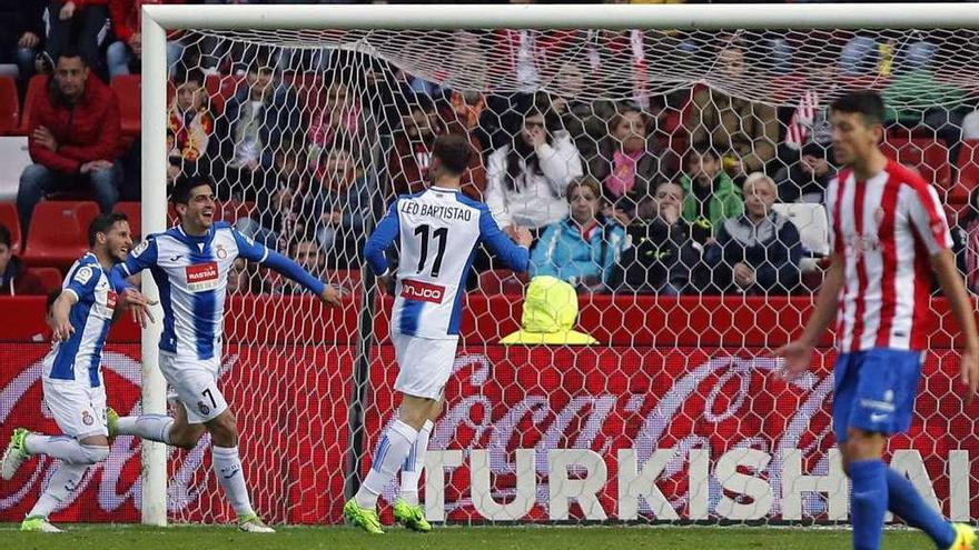 Los jugadores del Espanyol celebran el gol del empate.