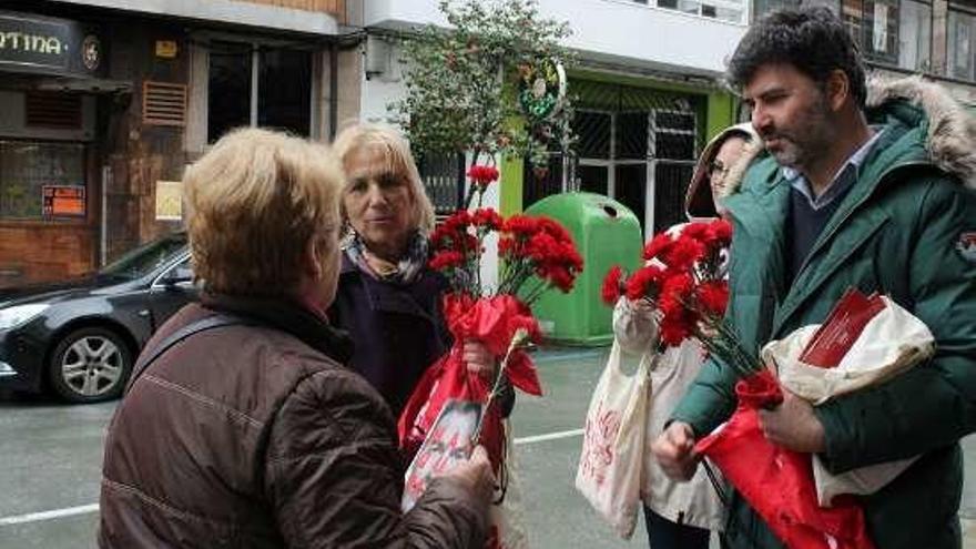 Los socialistas repartieron claveles por las calles de Lalín.