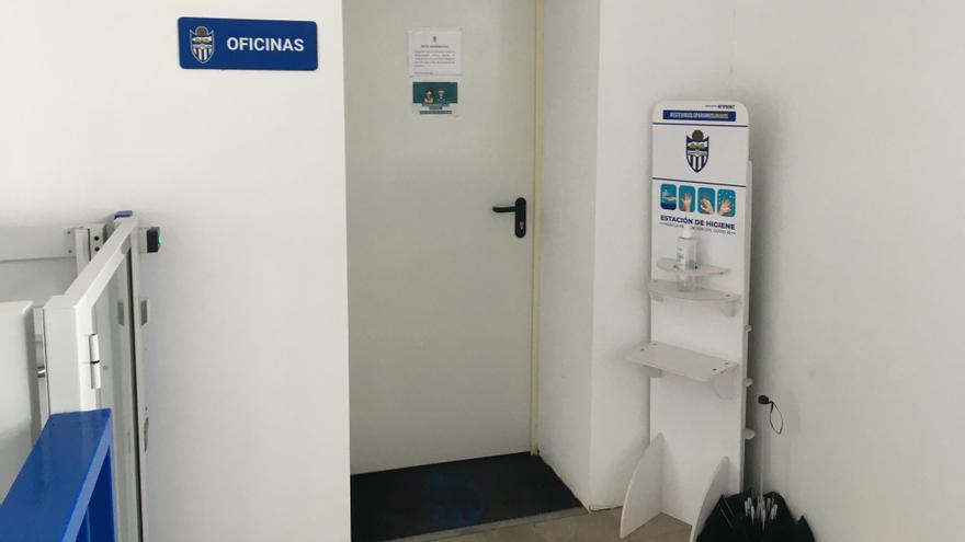 Imagen de la puertas a las oficinas del Atlético Baleares, este mediodía