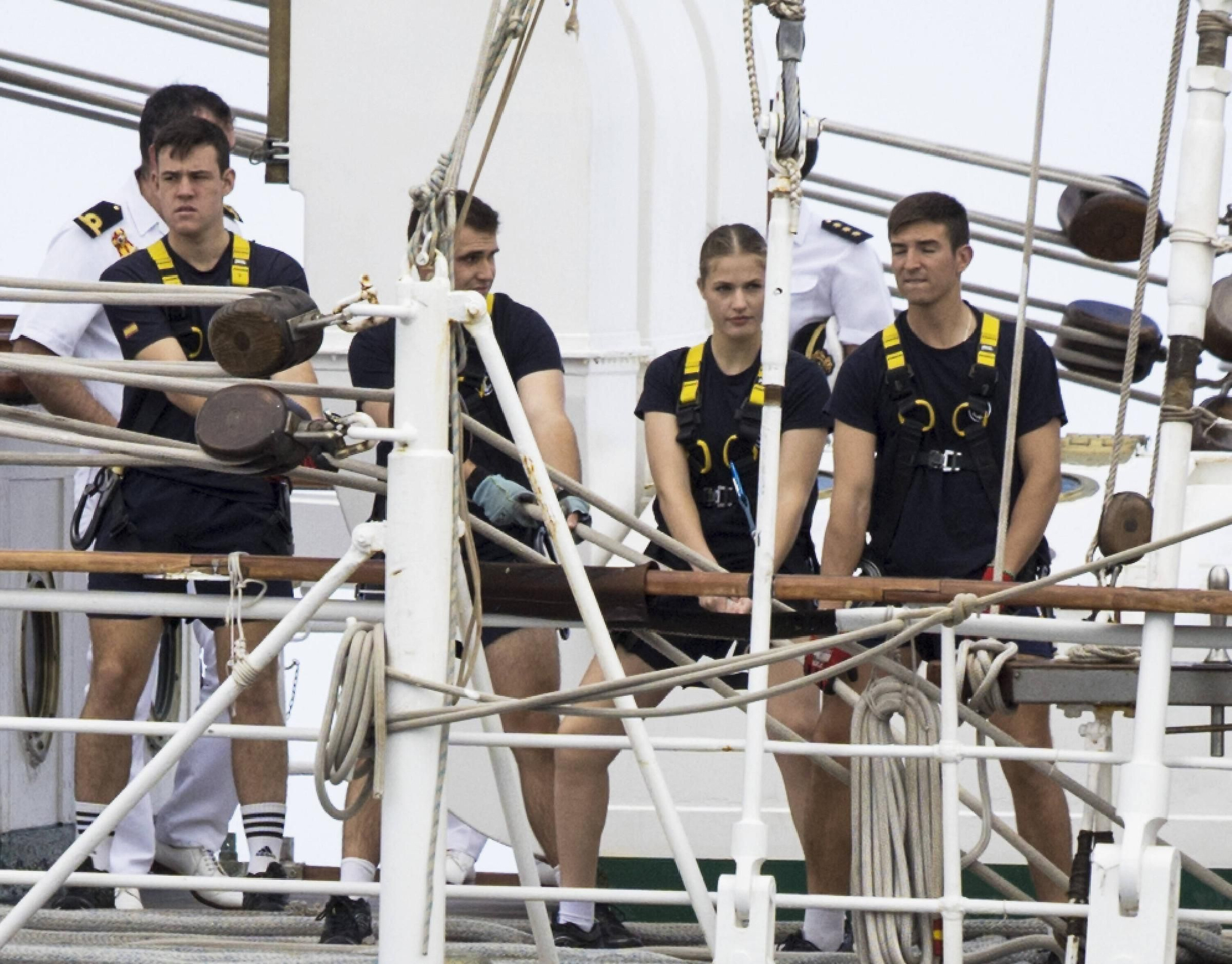 En imágenes: así se despidieron más de 40 embarcaciones del "Elcano" y la "Blas de Lezo" surcando la costa de Gijón