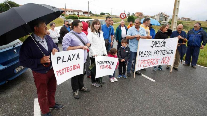 Vecinos de Bayas, ayer, durante el corte de la carretera.