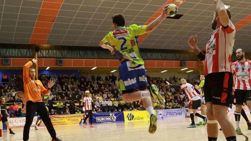 Ceballos se eleva para batir de rosca a Bruixola.