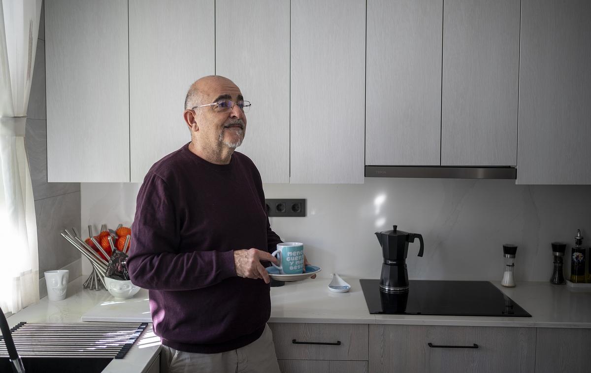 Tony Martín, paciente con covid persistente desde marzo de 2020, en su domicilio.