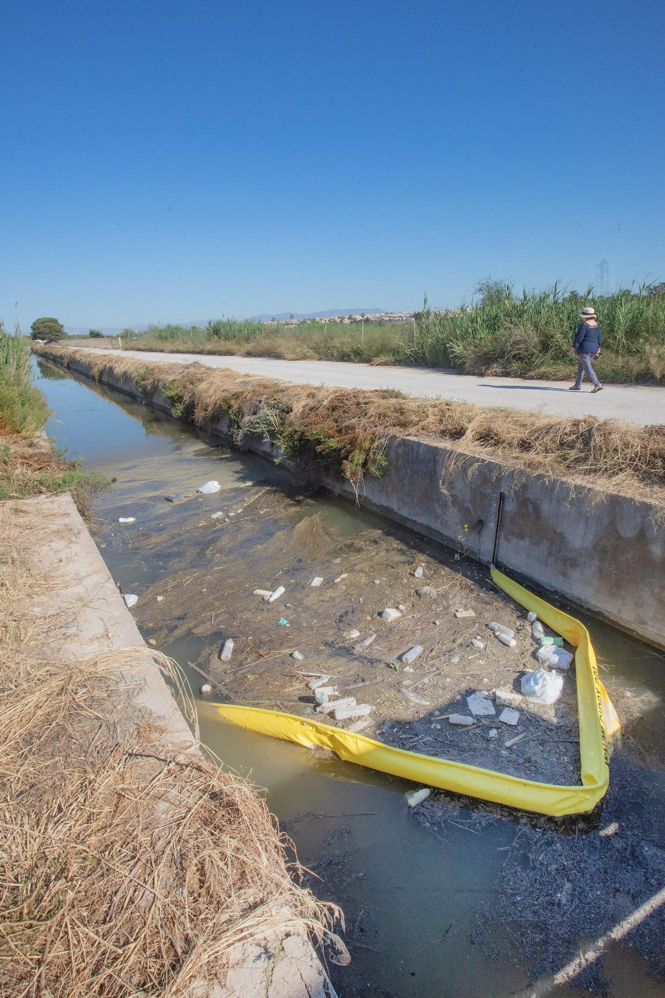 La Confederación Hidrográfica instala ocho barreras para retener las toneladas de plásticos que contaminan el Segura y el mar en Guardamar