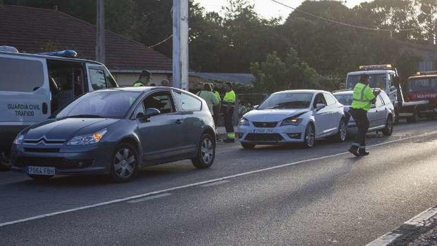 Los tres vehículos implicados, ayer, en el accidente de la N-525 a su paso por la localidad de Filgueira. // Bernabé/Ana Agra