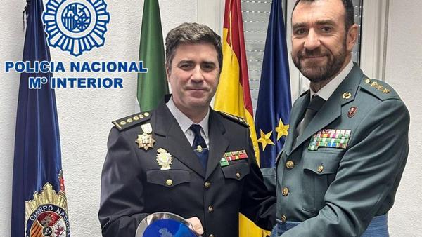 La Policía Nacional entrega una placa a Juan Carretero - Diario Córdoba