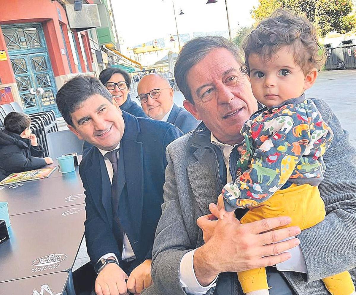 Besteiro, con el nieto de una militante socialista de Marín.