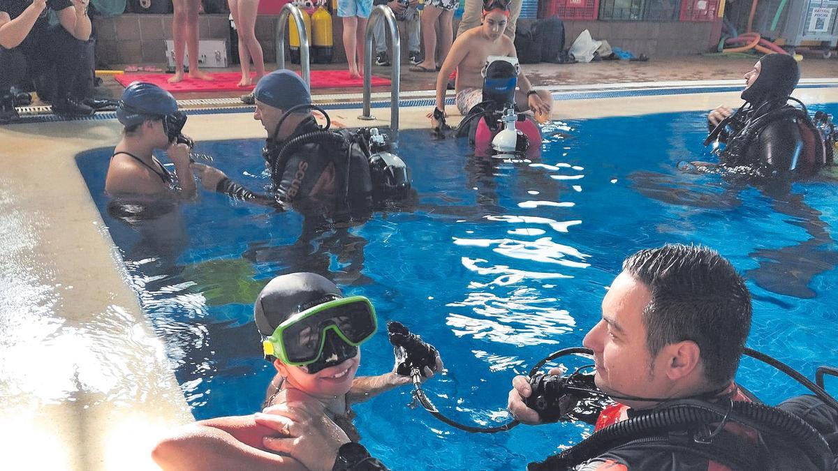 Los alumnos disfrutaron de lo lindo en su primer contacto con el buceo gracias a la experta ayuda de los intructores del GESC