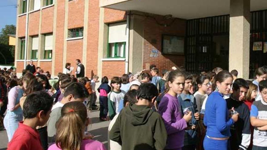 Escolares, a las puertas del Colegio Jacinto Benavente.