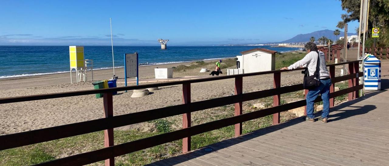 Un vecino contempla el mar desde la senda litoral que discurre por la playa de El Pinillo. | L.O.
