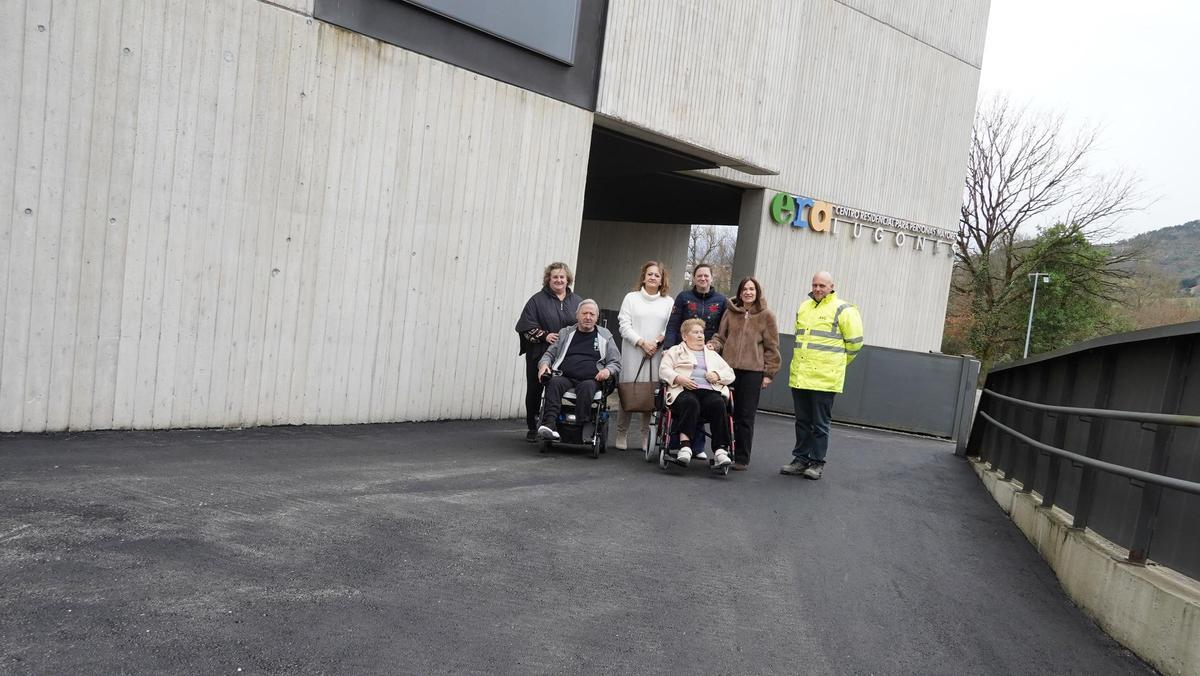 Responsables municipales, del centro, de la empresa y residentes, ante la rampa que ha sido asfaltada.