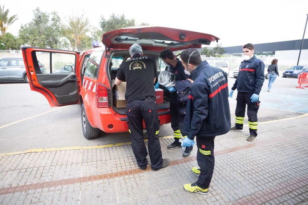 Los bomberos de Ibiza reparten material de protección en las residencias y centros de salud