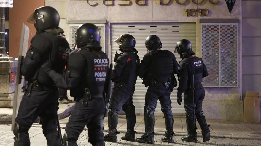 Un grup de Mossos d&#039;Esquadra durant les protestes a la ciutat de Girona