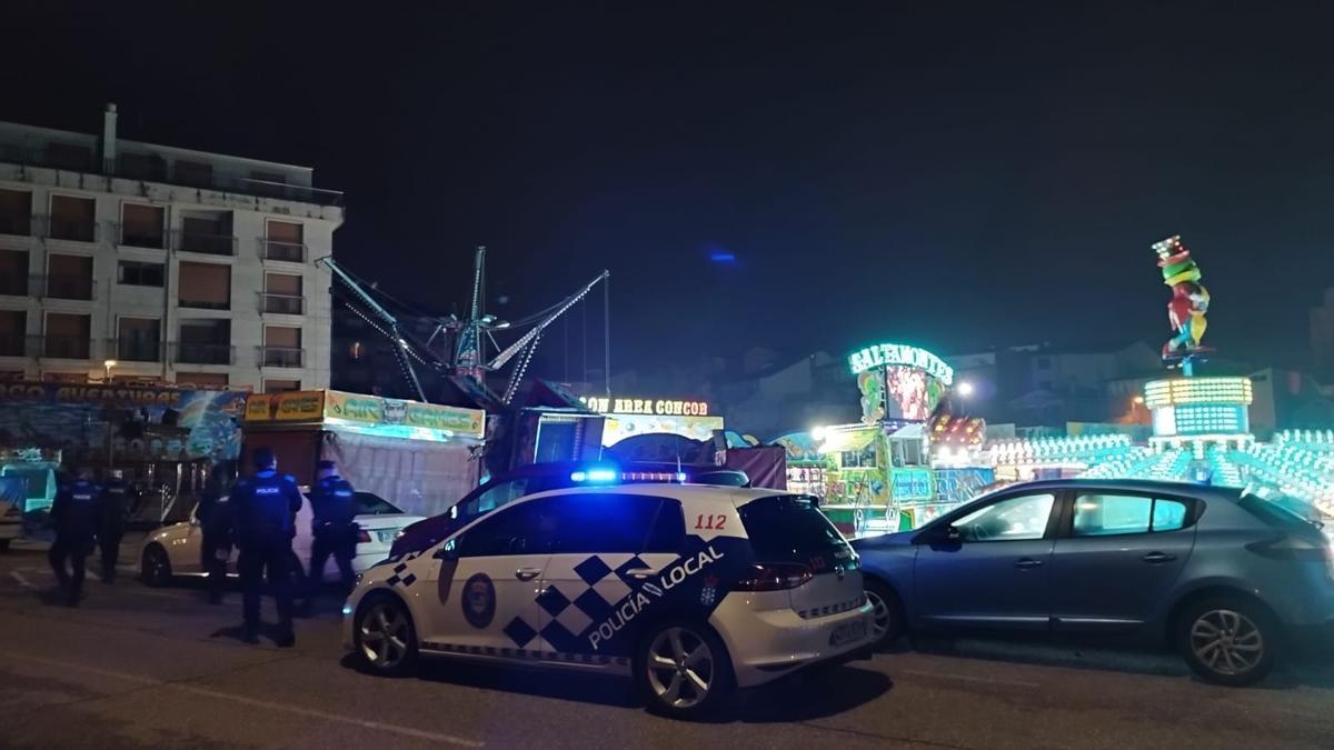 Un momento de la intervención de la Policía Local de Porriño anoche en las atracciones de las fiestas del Cristo.