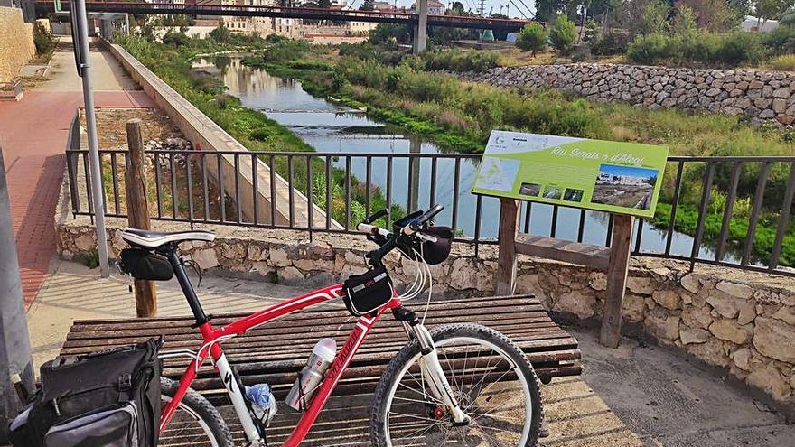Una bicicleta junto al río Serpis, en Gandia. | LEVANTE-EMV