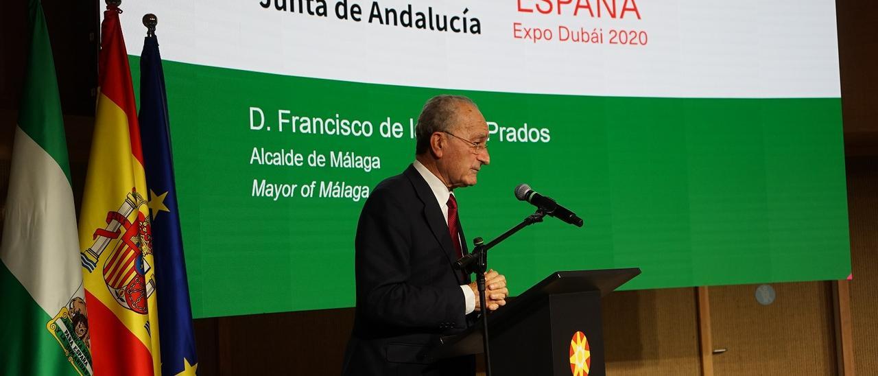 El alcalde de Málaga, Francisco de la Torre, interviene en el pabellón de España en su visita a la Expo Dubái para promover la candidatura malagueña para acoger la Exposición internacional de 2027