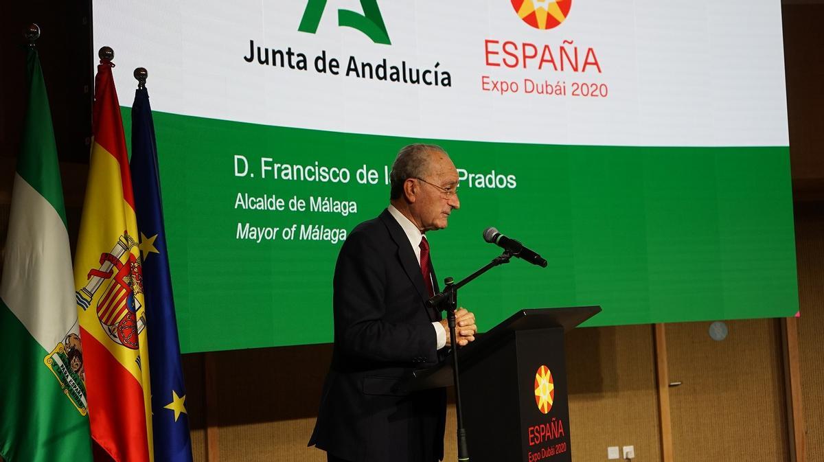 El alcalde de Málaga, Francisco de la Torre, interviene en el pabellón de España en su visita a la Expo Dubái para promover la candidatura malagueña para acoger la Exposición internacional de 2027