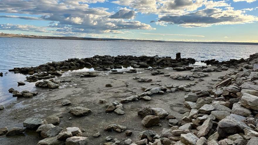 Los restos del cementerio de Argusino, que ha comenzado a aflorar por la bajada del nivel del embalse de Almendra