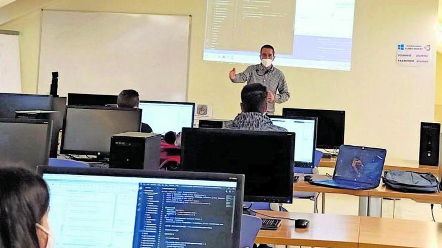 Alberto Louzan Barreiro, durante la conferencia que impartió en un aula de informática de la Escuela Politécnica Superior. | Cedida