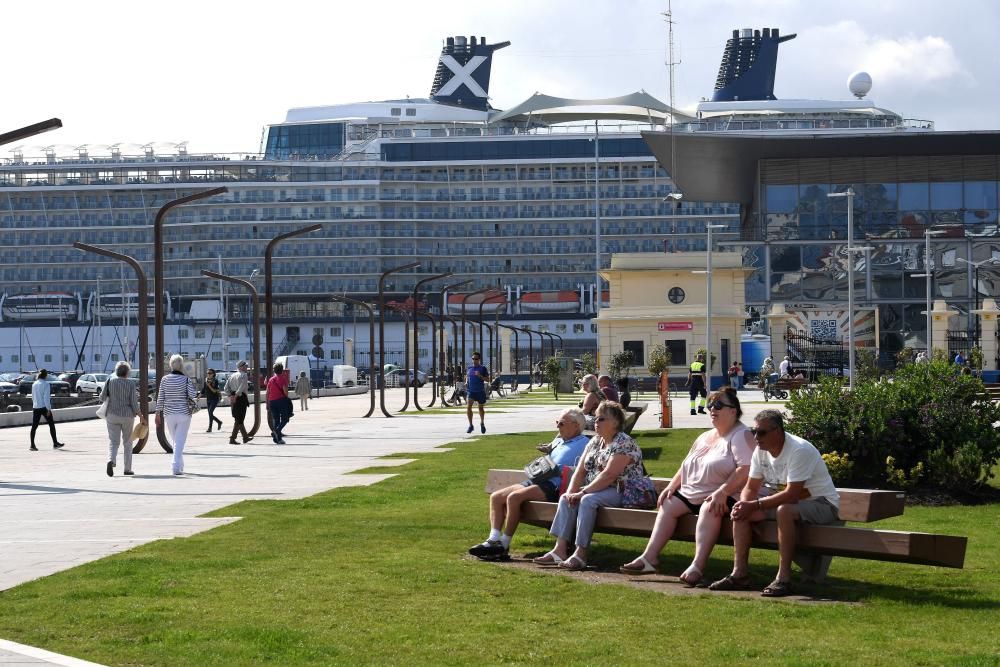 Turistas disfrutan del buen tiempo en A Coruña