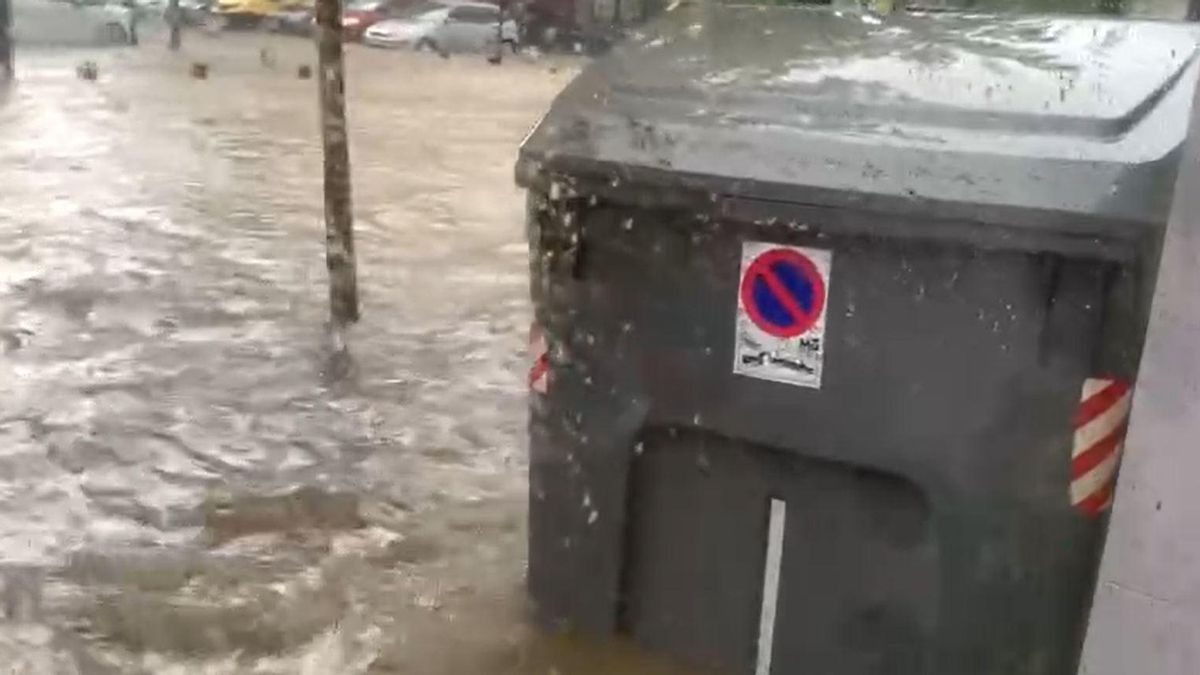 Fuertes tormentas arrastran contenedores en la Región de Murcia