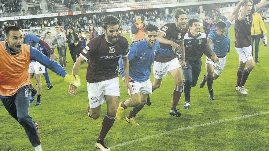 Jacobo Trigo festeja, junto a sus compañeros, el acceso a la fase de ascenso a Segunda División.