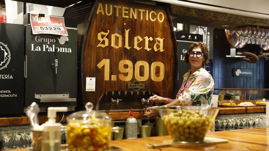 Carmen García, ante un barril de vermú, tras la barra de La Paloma. | FERNANDO RODRÍGUEZ