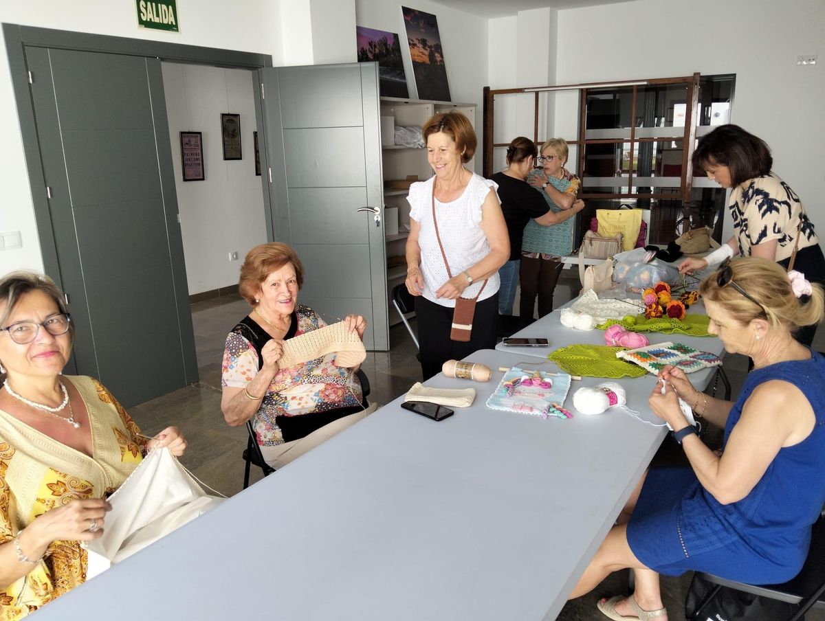 Un grupo de mujeres de Palma Croché realiza sus trabajos.