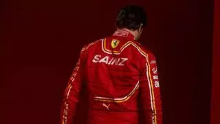 Ferrari presenta los nuevos y sorprendentes monos de Sainz y Leclerc