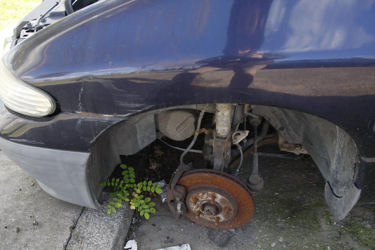 Detalle de un coche abandonado en una calle de la capital cordobesa, en una imagen de archivo.