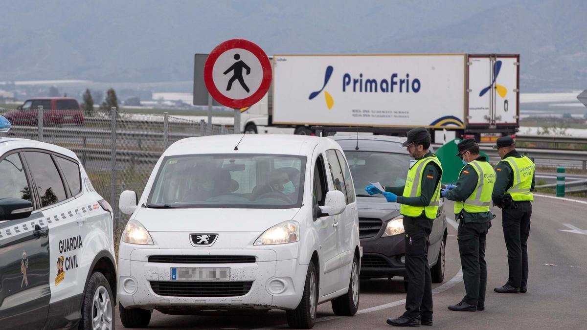 Atención conductores, la Guardia Civil vigila el número mínimo de ocupantes: multado con 200 euros por no respetar la nueva señal de tráfico azul con rombo blanco