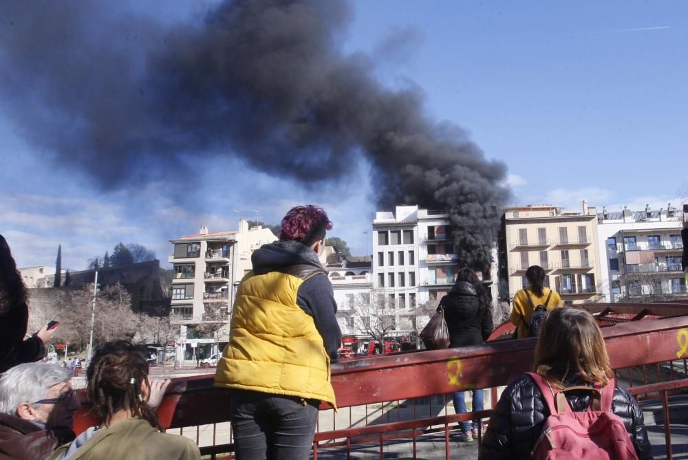 Incendi en un edifici del carrer del Carme de Girona.