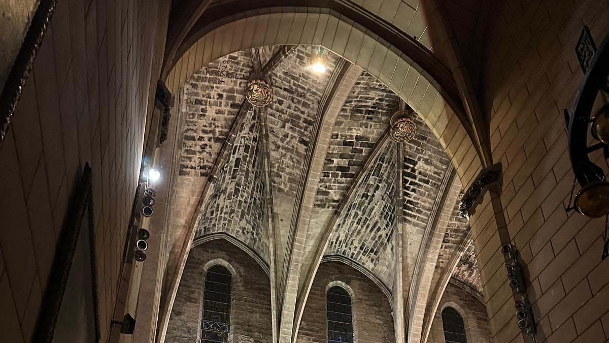 Vista interior de la iglesia de Santa Creu desde una capilla lateral