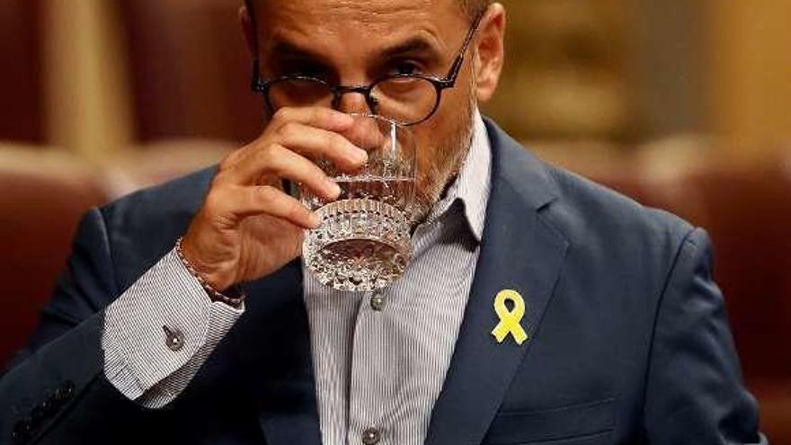 Carles Campuzano, bebiendo agua el jueves en el Congreso. // Efe