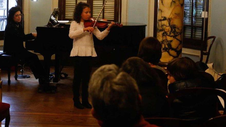 música. Alumnos de violín de la profesora Natalia García ofrecieron ayer en el auditorio del Conservatorio Julián Orbón un concierto.