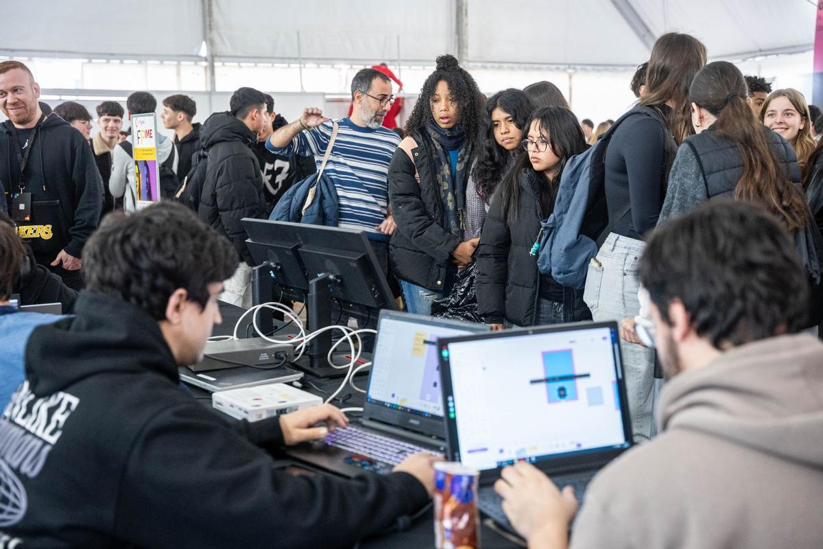 Alrededor de 12.000 jóvenes de los distintos municipios del Baix Llobregat se desplazarán durante tres días a Viladecans para acudir a la primera Feria de Formación Profesional de la comarca, una cita que este miércoles 5 de febrero ha empezado a recibir a los primeros asistentes en el edificio Cúbic, un espacio que esta semana expone la oferta formativa de FP de la comarca.